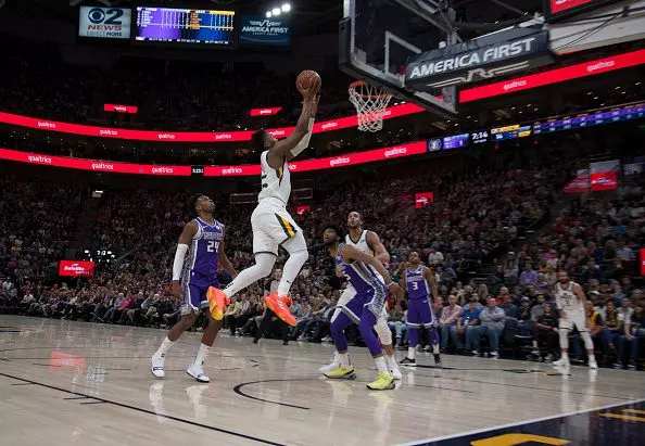 Utah Jazz - Donovan Mitchell goes in for layup