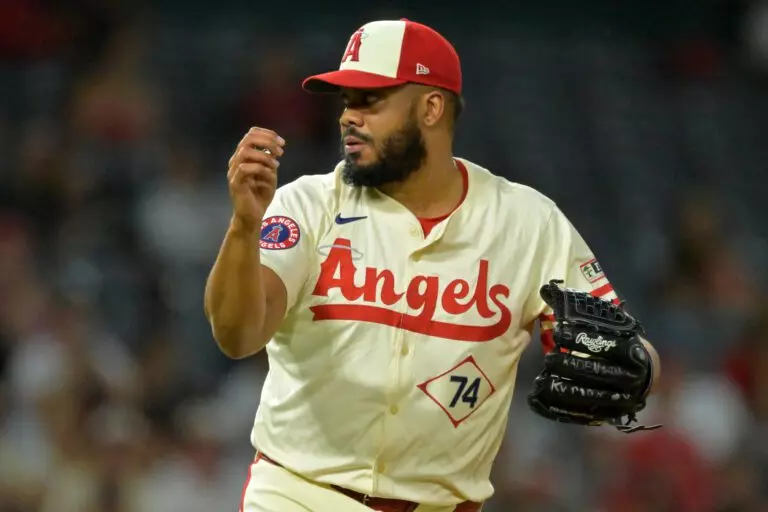 Kenley Jansen signs