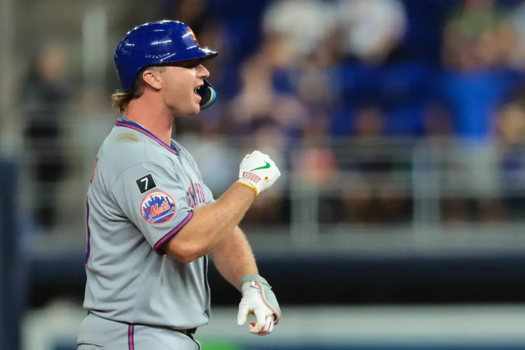 Pete Alonso signs