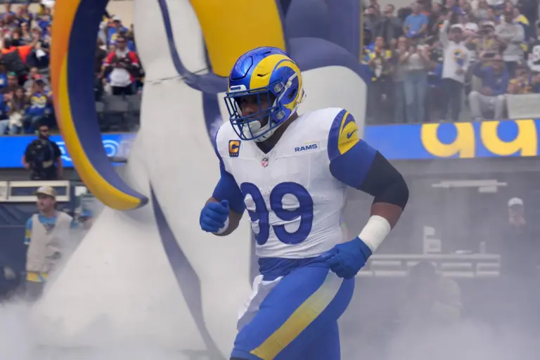 Home 11 Aaron Donald comeback