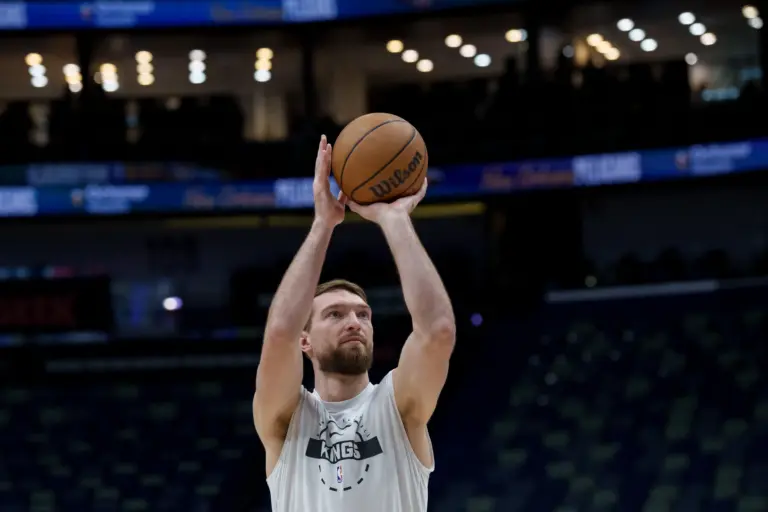 Home 8 Hornets shouldn't trade Domantas Sabonis