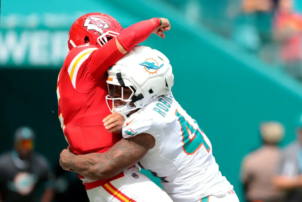 Chop Robinson roughing Patrick Mahomes