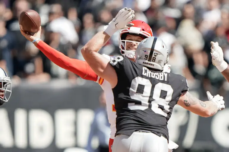 Home 2 Maxx Crosby rushing Mahomes as Chiefs offensive line struggles