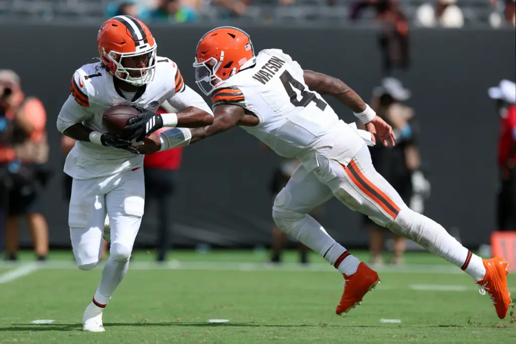 Can Deshaun Watson Give Cleveland’s Offense the Spark It Needs? 3 Watson hands ball off to Conception
