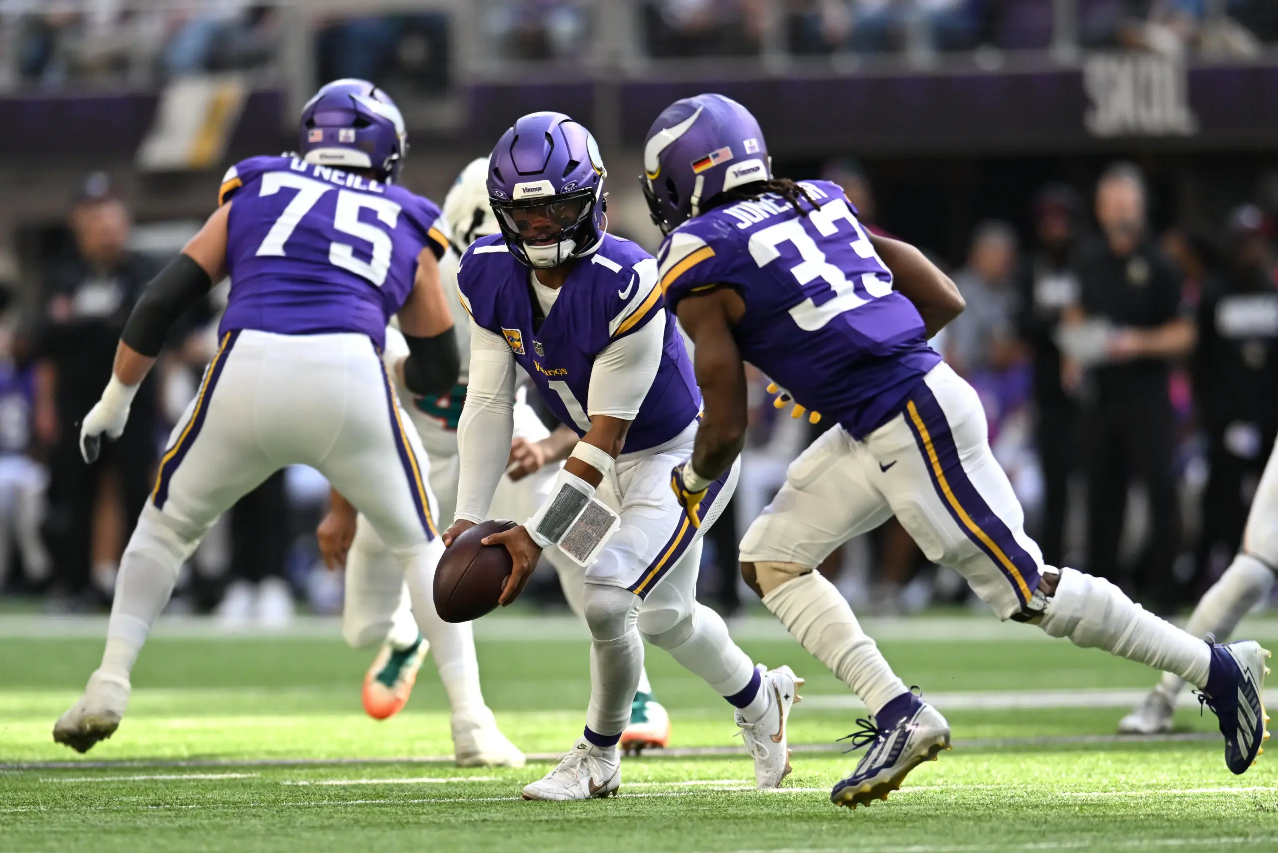 Minnesota Vikings vs. Detroit Lions Preview and Prediction 3 Kyler Murray hands ball to Aaron Jones