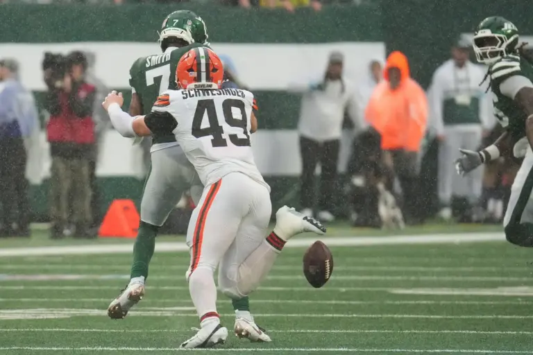 Carson Schwesinger is emerging as a leader for the Browns' defense.